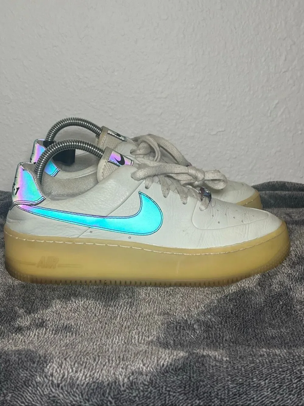 Nike Air Force 1 Sage Low Women Size 8.5 Iridescent Swoosh White Gum AR5409-003